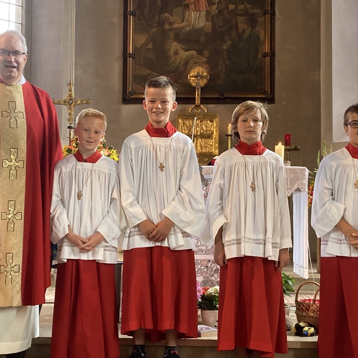 Gruppenbild mit Pfarrer Rügamer und den vier neuen Ministrant:innen